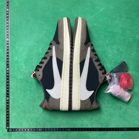 Air Jordan 1 Low Travis Scott · Jordan