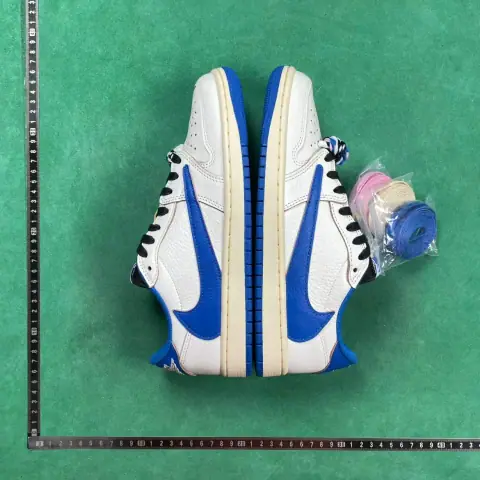 Travis Scott Jordan 1 Low · Travis Scott